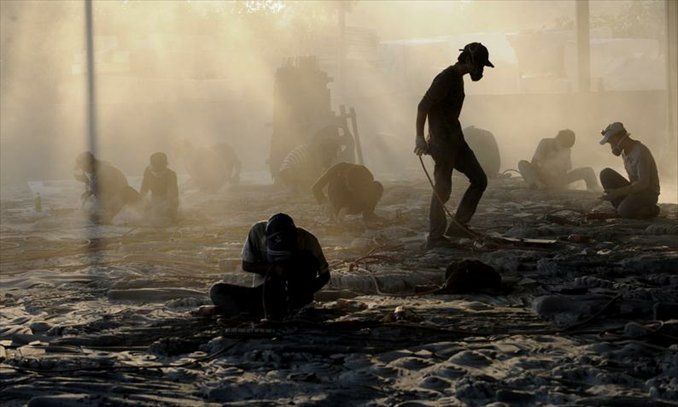 Laborers work in the dust in Quanzhou, Fujian Province. Photo: CFP