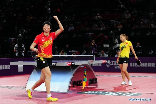  Li Xiaoxia (L) of China celebrates after winning the final of women's singles against her teammate Liu Shiwen at the 2013 World Table Tennis Championships in Paris, France on May 19, 2013. Li won 4-2 to claim the title. (Xinhua/Tao Xiyi) 