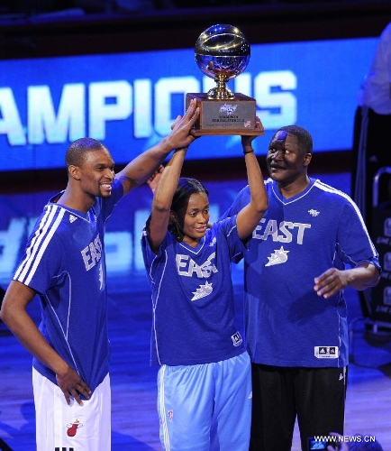 Chris Bosh of the Miami Heat, Swin Cash of the Chicago Sky and former NBA basketball player Dominique Wilkins (From L to R) hold up the trophy after winning the Sears Shooting Stars Competition part of 2013 NBA All-Star Weekend at the Toyota Center in Houston, the United States, Feb. 16, 2013. (Xinhua/Yang Lei) 