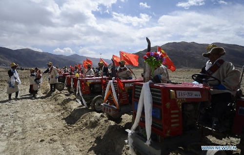 Farmers attend a ceremony marking the start of spring plowing in Xuecun Village of Gonggar County, Shannan Prefecture, southwest China's Tibet Autonomous Region, March 16, 2013. (Xinhua/Purbu Zhaxi)