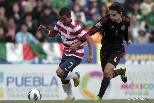 Mexico's Antonio Briseno (R) vies for the ball with U.S. Jose Villareal during the CONCACAF Under-20 Championship Grand Final soccer match held at Cuauhtemoc Stadium in Puebla, Mexico on March 3, 2013. (Xinhua/Straffonimages) 