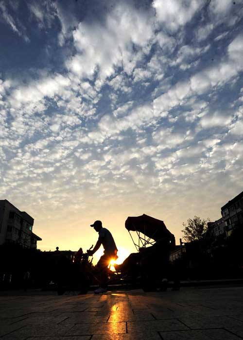 Photo taken on Oct. 12, 2012 shows altocumulus translucidus clouds in the sky of Suzhou, east China's Jiangsu Province. Altocumulus translucidus clouds scenery appeared in Suzhou on Friday as a cold front hit the area. Photo: Xinhua