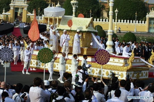 People attend the funeral procession of the late King Father Norodom Sihanouk in Phnom Penh, Cambodia, Feb. 1, 2013. The body of late King Father Norodom Sihanouk was carried from the Palace in a procession to a custom-built crematorium at the Veal Preah Meru Square next to the Palace on Friday. The body will be kept for another three days and then will be cremated on Feb. 4. (Xinhua/Phearum)