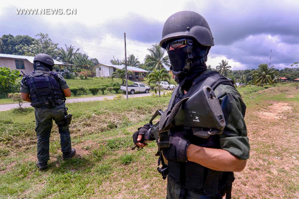 Malaysian soldiers patrol in the east coastal town of Lahad Datu in Sabah, Malaysia, March 12, 2013. A Malaysian soldier and three gunmen were killed in fresh gunfights Tuesday, raising the death toll to 67 in a month-long standoff with the Sulu militants in Malaysia's Sabah state.Photo: Xinhua