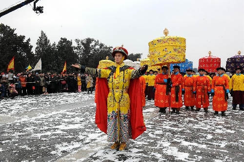 A performer dressed in costume of an emperor of the Qing Dynasty (1644-1911) acts during a rehearsal of a performance presenting the ancient royal ritual to worship heaven at the Temple of Heaven in Beijing, capital of China, Feb. 5, 2013. The Temple of Heaven, used to be the imperial sacrificial altar in ancient China, will witness the heaven worship performance during the upcoming Spring Festival holiday. The Spring Festival, or the Chinese Lunar New Year, falls on Feb. 10 this year. (Xinhua/He Junchang) 