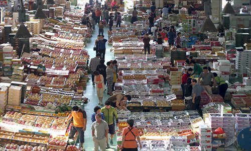 South Koreans shop in a traditional fruit market in Seoul, South Korea on Sunday, with just one week to go before the Mid-Autumn Festival, or the middle of the eighth month of the lunar year. Photo: CFP