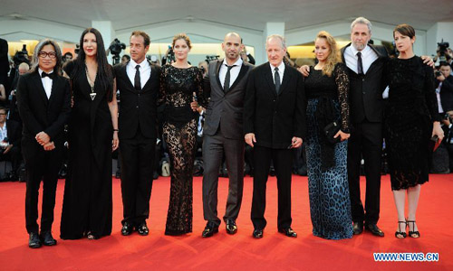 US director Michael Mann (4th R), president of the jury of the main competition section, poses with jury members on the red carpet of the Venice Film Festival in Venice, Italy, August 29, 2012. The 69th Venice International Film Festival opened here late Wednesday. Photo: Xinhua