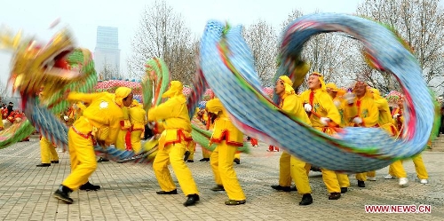  Performers play the dragon dance in Zhengzhou, capital of central China's Henan Province, Feb. 16, 2011. Folk performances are usually held from the 13th day of the first lunar month to celebrate the Spring Festival or Chinese Lunar New Year in central China region. Chinese people who live in the central China region have formed various traditions to celebrate the Chinese Lunar New Year. (Xinhua/Wang Song) 