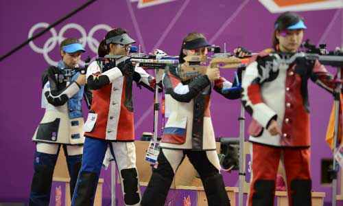 Yi Siling (2nd L) of China participates in the Women's 10m Air Rifle Finals competition of the London 2012 Olympic Games at the Royal Artillery Barracks in London, Britain, on July 28, 2012. Yu Siling of China won gold medal with a total score of 502.9. Photo: Xinhua