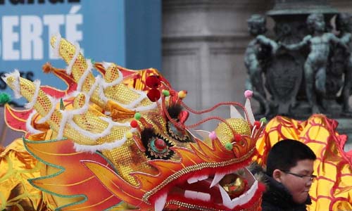 People wait to perform dragon dance celebrating the Chinese Lunar New Year in front of the City Hall of Paris, France, Feb. 10, 2013. Chinese overseas in France organized performances here on Sunday as part of the celebrations of the Chinese Lunar New Year of Snake. Photo: Xinhua