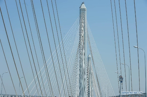 The construction of the main towers of the Jiaxing-Shaoxing Sea-crossing Bridge is finished in Shaoxing, east China's Zhejiang Province, May 24, 2013. The bridge is expected to be open to traffic by the end of June this year. It will halve the driving time from Shaoxing to Shanghai in east China after it is finished. (Xinhua/Xu Yu) 