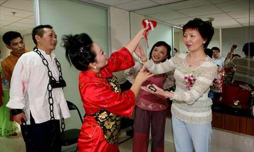 Mao Shanyu (right) gives instructions to an amateur Huju Opera performer.