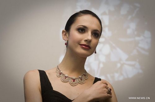 A model presents jewelries by the Emperor Watch and Jewellery in Hong Kong, South China, October 30, 2012. Photo: Xinhua