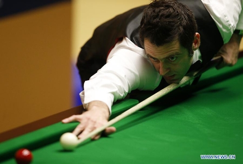 Ronnie O'Sullivan of England competes against his compatriot Stuart Bingham during their quarterfinal of the World Snooker Championships in Sheffield, Britain, April 30, 2013. O'Sullivan leads Bingham 7-1 after the match Tuesday. (Xinhua/Wang Lili)
