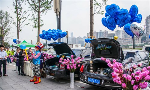 Car owners sell and exchange their secondhand items out of the trunks of their cars in Southwest China's Chongqing Municipality Saturday. Diverse products including tea sets and watches are sold at cheap prices, and the owners, who say they are making friends here, can also exchange their things directly with others. Photo: CFP