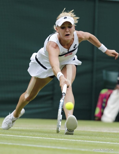 Agnieszka Radwanska of Poland returns the ball during the quarterfinal of women's singles against Li Na of China on day 8 of the Wimbledon Lawn Tennis Championships at the All England Lawn Tennis and Croquet Club in London, Britain on July 2, 2013. Agnieszka Radwanska won 2-1. (Xinhua/Yin Gang)  