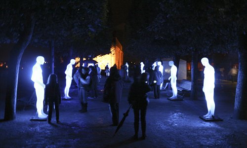 Visitors appreciate the luminous mannequins during a previous exhibition. Photos: Courtesy of Pan Weijun