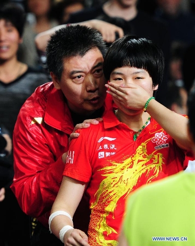  Li Xiaoxia of China celebrates with her coach Li Sun after winning the final of women's singles against her teammate Liu Shiwen at the 2013 World Table Tennis Championships in Paris, France on May 19, 2013. Li won 4-2 to claim the title. (Xinhua/Tao Xiyi) 