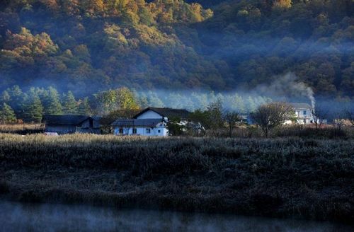 Photo taken on October 17, 2012 shows a view of the Dajiuhu National Wetland Park in Shennongjia in Central China's Hubei Province. The Dajiuhu wetlands, made up of nine lakes, is the largest wetlands in area with highest altitude in Central China. Photo: Xinhua