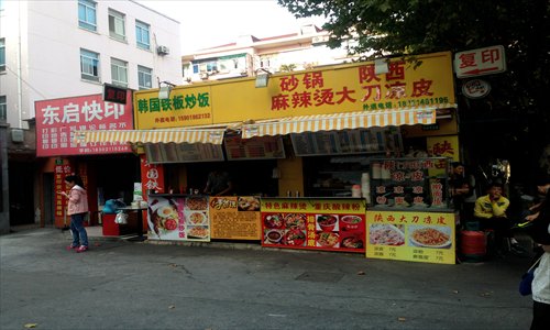 The small eateries along the university backstreet Dongtiyuhui Road Photos: Yang Zhenqi/GT