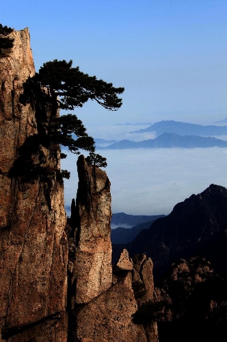  Photo taken on Feb. 16, 2013 shows the sea of clouds at the Huangshan Mountain scenic spot in Huangshan City, east China's Anhui Province. (Xinhua/Shi Guangde) 