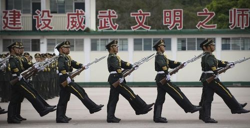 The honor guard of the Chinese People's Liberation Army (PLA) Garrison in the Hong Kong Special Administrative Region (HKSAR) perform on the opening ceremony of Hong Kong Youth Military Summer Camp at the San Wai Barracks of the Garrison in South China's Hong Kong, July 16, 2012. Photo: Xinhua