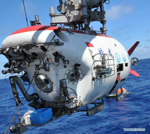 China's manned deep-sea submersible Jiaolong prepares to dive into South China Sea, June 18, 2013. The Jiaolong manned deep-sea submersible on Tuesday carried its first scientist Zhou Huaiyang, professor of the School of Ocean and Earth Science at Tongji University, as crew member during a deep-sea dive. Jiaolong left east China's city of Jiangyin on June 10 for its first voyage of experimental application. The 113-day-long mission will include experiments on Jiaolong's positioning system, as well as deep-sea ecological and geological surveys in the South China Sea, biological surveying and geological sampling in the Pacific Ocean. (Xinhua/Zhang Xudong)