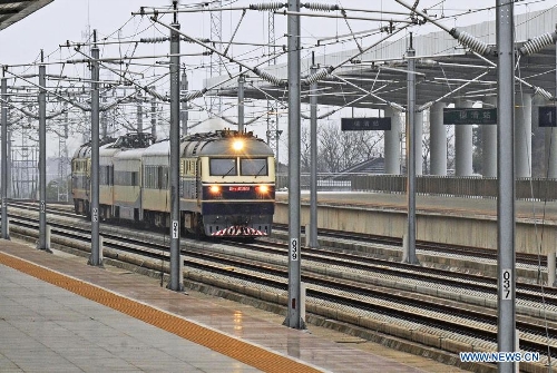 A testing locomotive runs into the Deqing Railway Station in Huzhou, east China's Zhejiang Province, March. 1, 2013. The 150-kilometer Hangzhou-Ningbo high-speed railway linking Hangzhou and Ningbo, two hub cities in Zhejiang, commenced its integration test here on Friday. Once put into operation on July 2013 as expected, the high-speed railway that designed at a top speed of 350km/h, would reduce the travel time to 36 minitues, a quarter time of the current two-hour journey.(Xinhua/Tan Jin)  