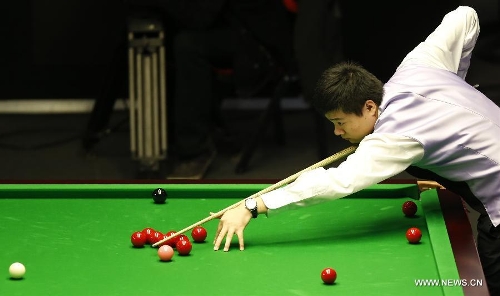 Ding Junhui of China competes during the quarterfinals of 2013 Welsh Snooker Open against Robert Milkins of England at Newport Cetre in Newport, south Wales, Britain on Feb. 15, 2013. Ding won 5-1.(Xinhua/Wang Lili) 