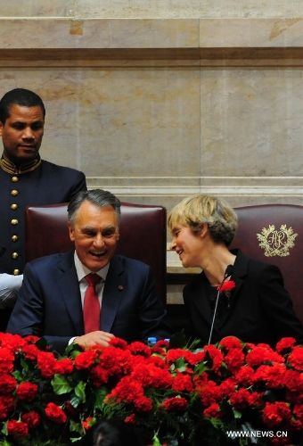 Portuguese President Anibal Cavaco Silva (L, Front) talks with Parliament President Assuncao Esteves (R) during a meeting in Lisbon, Portugal, on April 25, 2013, marking the 39th anniversary of the victory of the Carnation Revolution on April 25, 1974. (Xinhua/Zhang Liyun) 