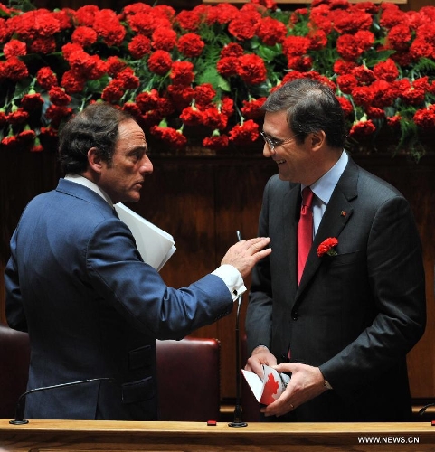 Portuguese Prime Minister Pedro Passos Coelho (R) talks with Forein Minister Paulo Portas during a meeting in Lisbon, Portugal, on April 25, 2013, marking the 39th anniversary of the victory of the Carnation Revolution on April 25, 1974. (Xinhua/Zhang Liyun) 