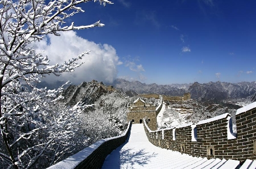 Snow covers the Huangyaguan Great Wall in Jixian County of Tianjin, north China, March 20, 2013. A snowfall hit the Jixian County from Tuesday afternoon to early Wednesday. (Xinhua/Wang Guangshan) 