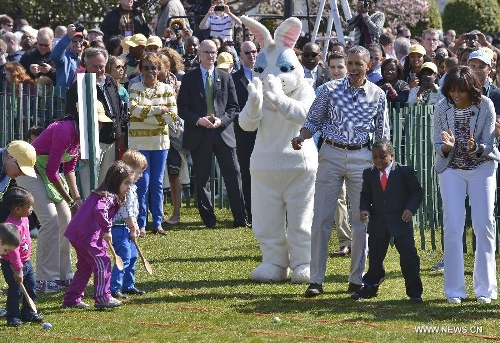 U.S. President Barack Obama and the First Family participate in the annual White House Easter Egg Roll on the South Lawn of the White House in Washington D.C., capital of the United States, April 1, 2013. U.S. President Barack Obama hosted the annual celebration of Easter on Monday, featuring Easter egg roll, live music, sports, cooking and storytelling. (Xinhua/Zhang Jun) 