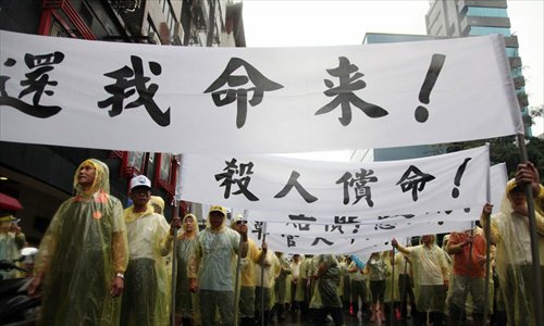 Hundreds of fishermen in Taiwan gather outside the Manila Economic and Cultural Office in Taipei on May 13 in protest after the Philippine coast guard shot dead a 65-year-old fisherman on May 9. The incident increased tensions between the islands, with Taiwan dispatching four naval and coast guard vessels to waters near the Philippines. Photo: China News Service