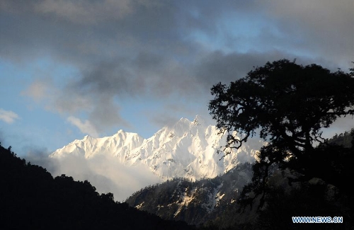 Photo taken on April 15, 2013 shows a snow mountain in Nyingchi Prefecture, southwest China's Tibet Autonomous Region. (Xinhua/Wen Tao) 