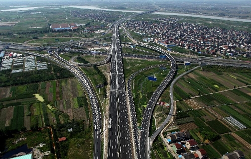 Photo taken on June 17, 2013 shows a hub of linking roads of the Jiaxing-Shaoxing Sea Bridge in Shaoxing, east China's Zhejiang Province, June 17, 2013. The linking roads of the bridge was completed on July 6. The bridge is expected to be open to traffic in mid-July. With a span of 10 kilometers over the Hangzhou Bay, it is the world's longest and widest multi-pylon cable-stayed bridge. (Xinhua/Yuan Yun)  