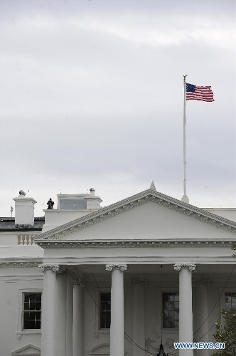 A police officer secures the White House in Washington D.C., capital of the United States, April 15, 2013. The White House increased security, and the Justice Department and FBI mobilized to fully investigate the explosions occurring near the Boston Marathon finish line today. (Xinhua/Zhang Jun) 