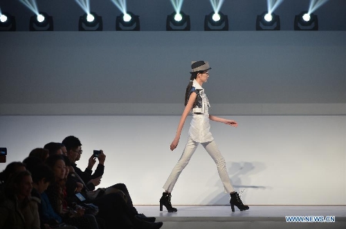  A model presents a creation of designers attending the 21st China International Young Fashion Designers Contest in Beijing, capital of China, March 25, 2013. The contest theming Boundary has attracted 29 designers from 16 countries. (Xinhua/Li Xin)  