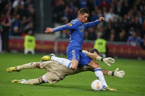 Chelsea's Fernando Torres (Up) vies for the ball during the Europa League final soccer match against Benfica in Amsterdam, the Netherlands, on May 15, 2013. Chelsea won 2-1 to claim the title. (Xinhua/Rick Nederstigt) 