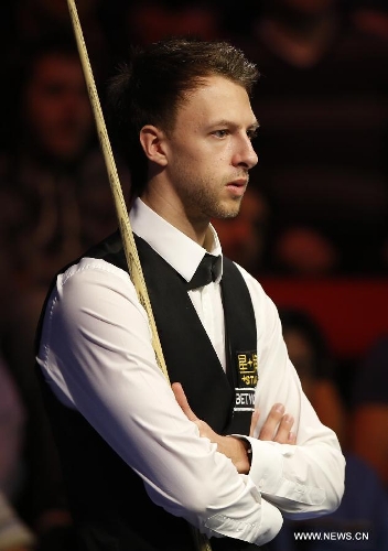 Judd Trump of England competes during the quarterfinals of 2013 Welsh Snooker Open against Pankaj Advani of India at Newport Cetre in Newport, south Wales, Britain on Feb. 15, 2013. Judd Trump won 5-2.(Xinhua/Wang Lili) 