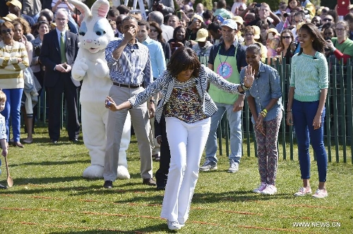 U.S. President Barack Obama and the First Family participate in the annual White House Easter Egg Roll on the South Lawn of the White House in Washington D.C., capital of the United States, April 1, 2013.  U.S. President Barack Obama hosted the annual celebration of Easter on Monday, featuring Easter egg roll, live music, sports, cooking and storytelling. (Xinhua/Zhang Jun) 