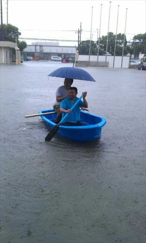 In the Shanghai Songjiang Industrial Zone, employees from an automobile accessory manufacturer go to work in a plastic dinghy. The boat is one of the company's products. Photo: courtesy of Yu Ying