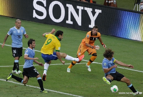 Brazil's Fred (C) scores during the FIFA's Confederations Cup Brazil 2013 semifinal match against Uruguay, held at Mineirao Stadium, in Belo Horizonte, Minas Gerais state, Brazil, on June 26, 2013. (Xinhua/David de la Paz)