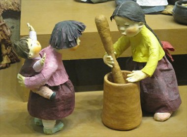 Clay dolls that shows Korean women preserving vegetable is on display at National Folk Museum of Korea in Seoul.