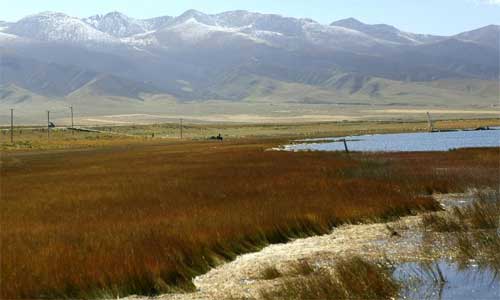 Photo taken on Sept. 26, 2012 shows the autumn scenery of Qinghai Lake in northwest China's Qinghai Province. Photo: Xinhua