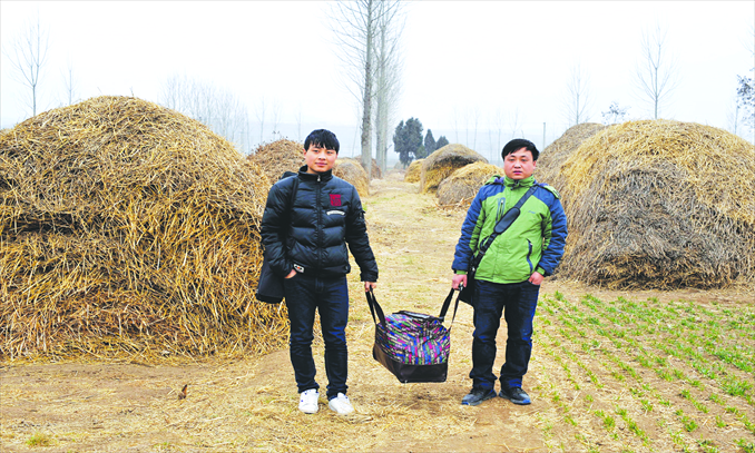 Zhao Liang and his cousin Zhao Wei prepare to leave for Taizhou, Zhejiang Province. Photo: CFP