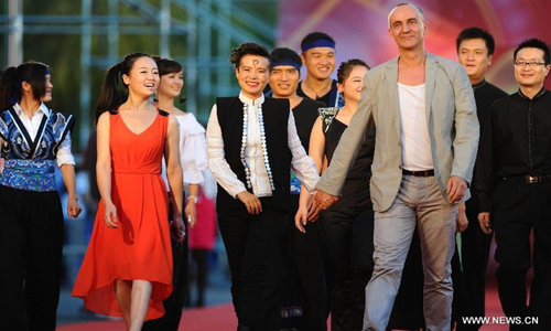 Singer Gong Linna (C) walks on the red carpet during the closing ceremony of Changchun Film Festival, in Changchun, capital of northeast China's Jilin Province, August 25, 2012. Photo: Xinhua