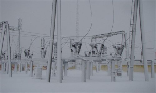 Powerlines are covered with snow at the Hegang Power Bureau in Hegang, northeast China's Heilongjiang Province, November 12, 2012. Heavy snowstorms have cut off regional power and water supplies as well as forced schools and highways to close in northeast China's Heilongjiang and Jilin provinces on Monday. Photo: Xinhua