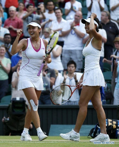  Peng Shuai(L) of China and Su-Wei Hsieh of Chinese Taipei celebrate after the final of women's doubles on day 12 of the Wimbledon Lawn Tennis Championships at the All England Lawn Tennis and Croquet Club in London, Britain on July 6, 2013. Peng Shuai and Su-Wei Hsieh claimed the title by defeating Australia's Ashleigh Barty and Casey Dellacqua with 7-6(1) 6-1.(Xinhua/Wang Lili) 