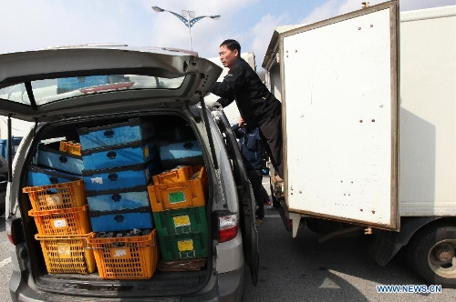 A South Korean worker returning from the Democratic People's Republic of Korea(DPRK)'s Kaesong industrial complex unloads goods at the Customs, Immigration and Quarantine (CIQ) office in the border city of Paju, Gyeonggi province of South Korea, April 11, 2013. The Kaesong industrial zone may cease to exist if the South Korean authority continues its confrontation policy, said a DPRK official on Thursday. (Xinhua/Park Jin-hee) 